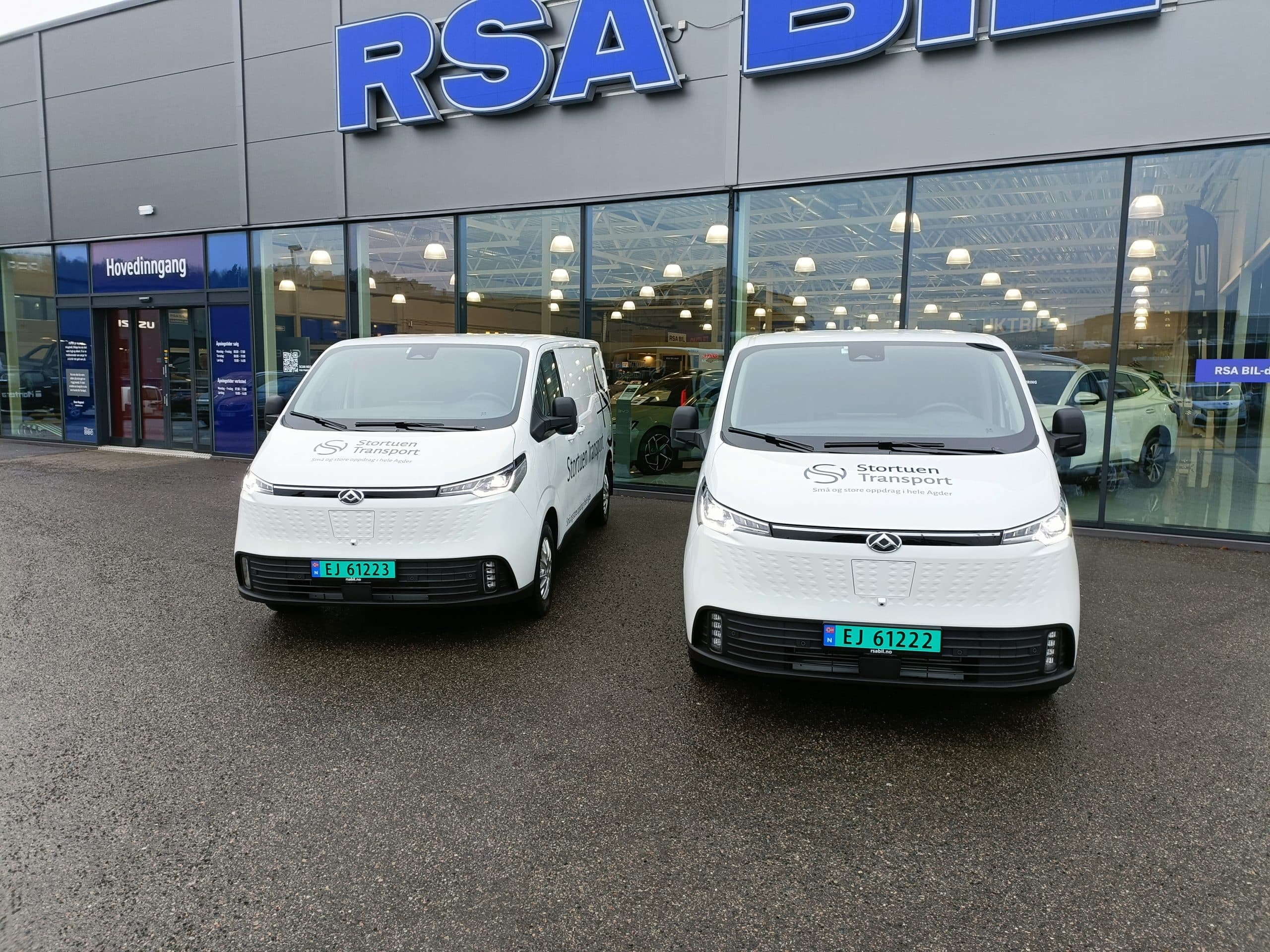 To nye elektriske varebiler fra Stortuen Transport parkert utenfor RSA BIL, klare for budtjenester og næringstransport i Agder. Miljøvennlig logistikk med moderne kjøretøy.