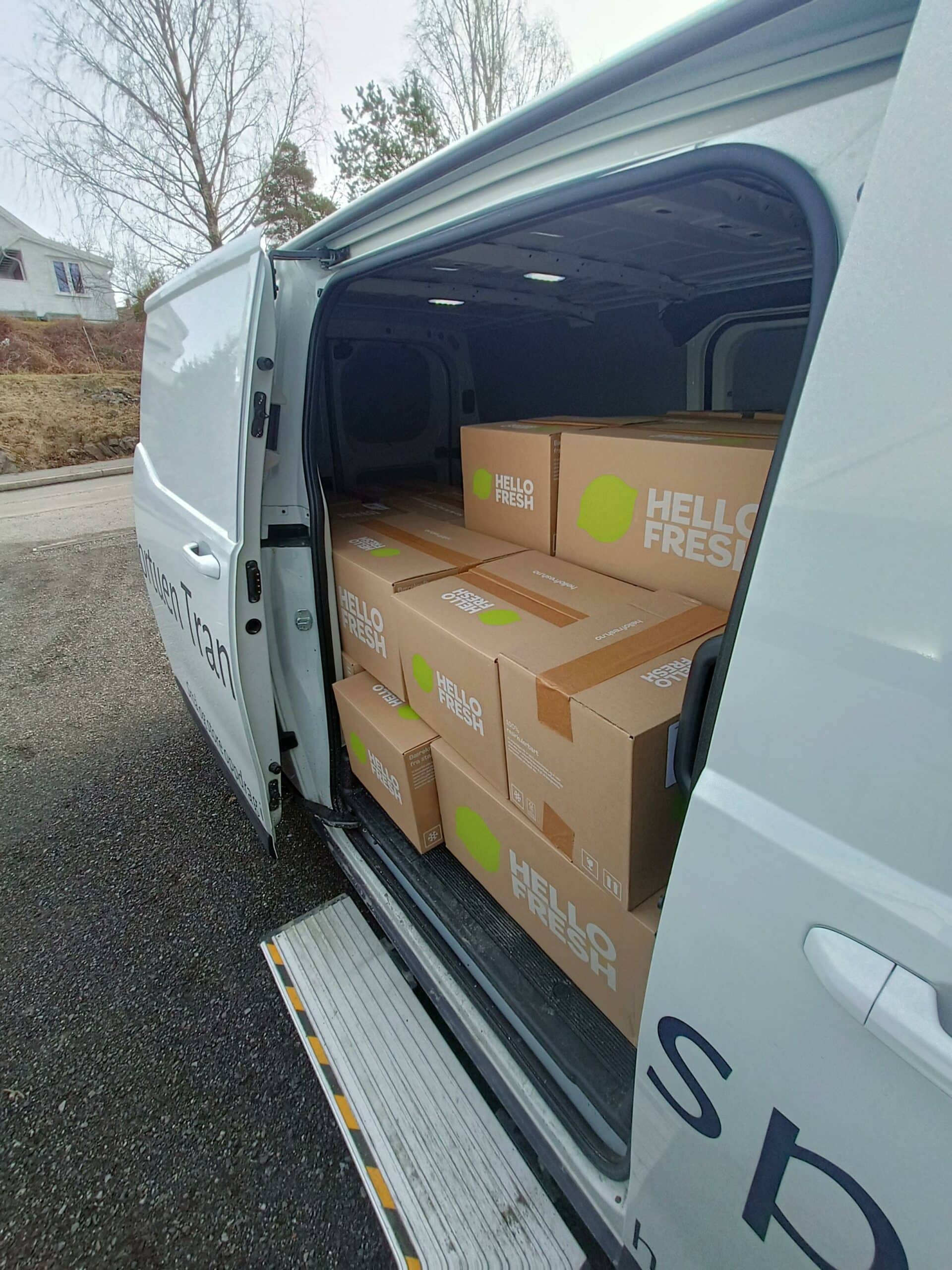 Elektrisk varebil fra Stortuen Transport med sidedør åpen og fullt lastet med Hello Fresh-esker, klar for effektiv distribusjon i Agder.